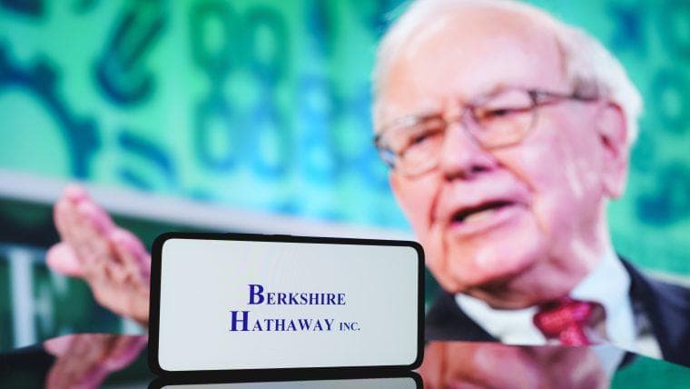 Warren Buffett’s Berkshire Hathaway Increases Holdings in Brazilian Digital Bank Nubank