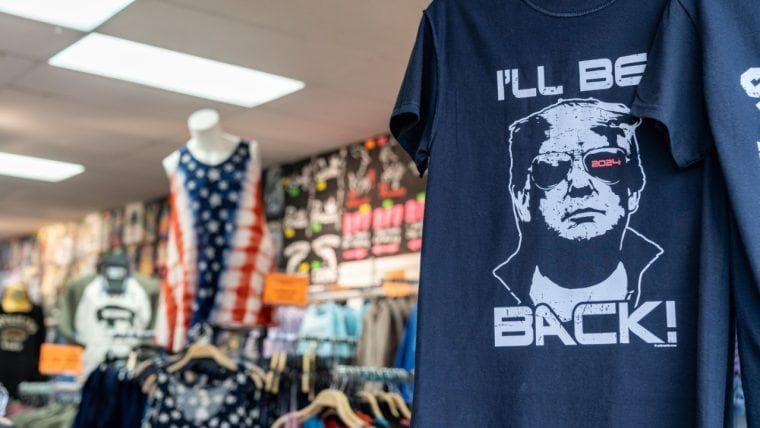 TRUMP Meme Kovanec Najde Novo Uporabo: Nakup Trump-Povezanega Blaga