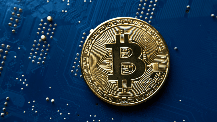 ビットコインのハッシュレートは、ネットワークが難易度調整に備える中、記録的な高水準付近で安定しています。