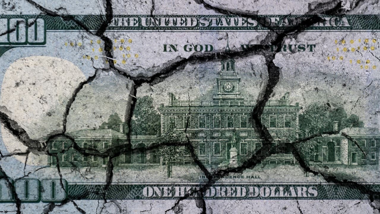 Robert Kiyosaki vê a quebra do Bitcoin como um presente—Diz que os EUA estão falidos, dólar está morrendo