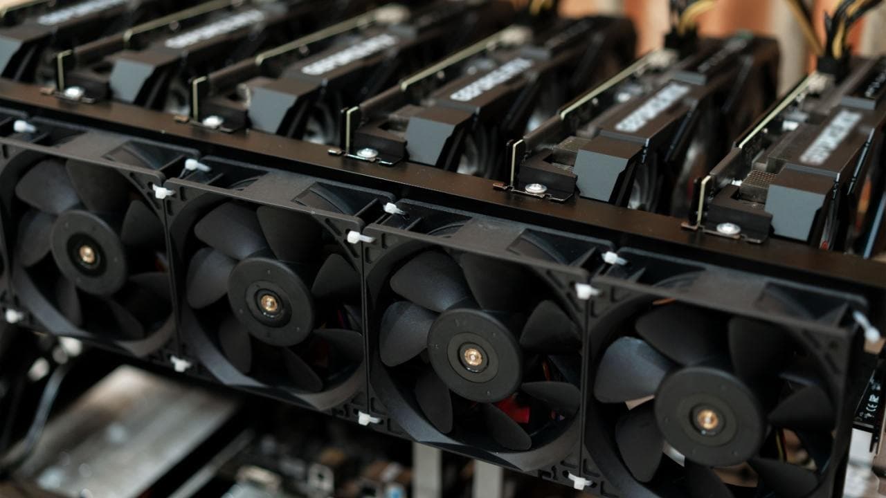 VS versoepelt greep op in beslag genomen Bitcoin-mining rigs, maar veel blijven in beslag genomen.
