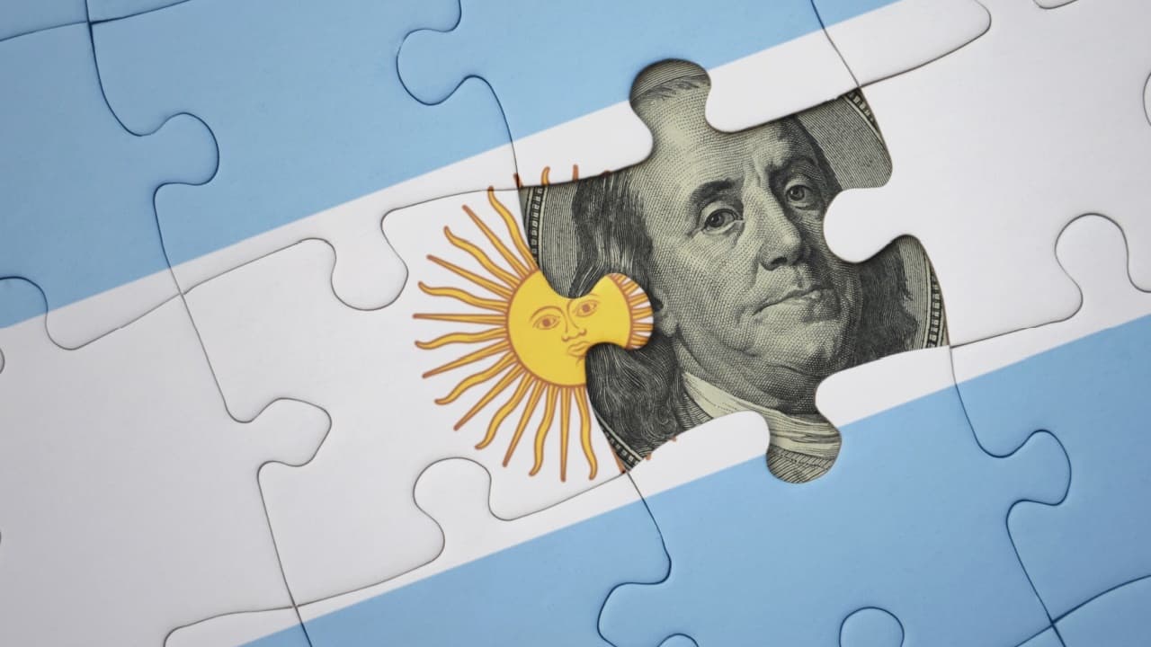 Argentina Obtiene un Crédito Clave de $20 Mil Millones del FMI, Termina con los Controles de Moneda