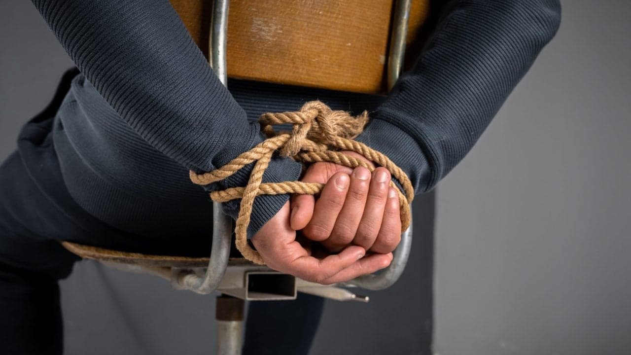 Ein Thriller wird real: Angeblicher Betrüger von falscher Polizei entführt, verliert 50 Millionen Dollar