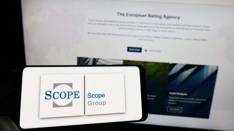 Ratings Agency Issues US Downgrade Warning as Trade War Could Boost Alternatives to the Dollar