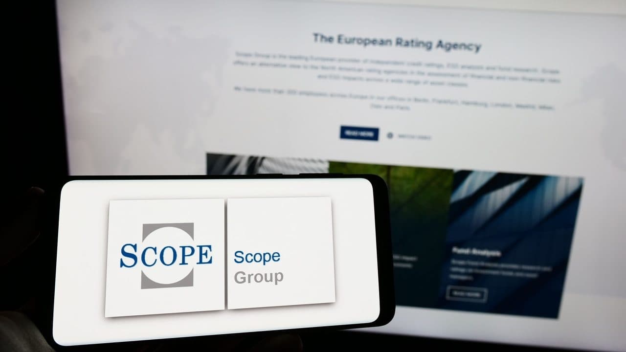 Agência de Classificação emite Aviso de Rebaixamento dos EUA à medida que a Guerra Comercial pode Impulsionar Alternativas ao Dólar