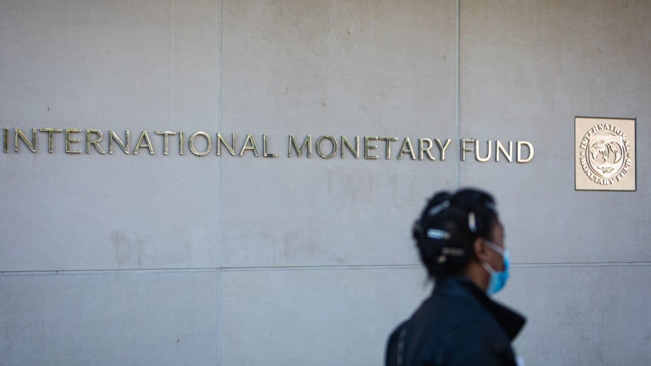 IMF reducerer globale vækstprognoser, da amerikanske toldsatser fører til betydelig økonomisk nedgradering