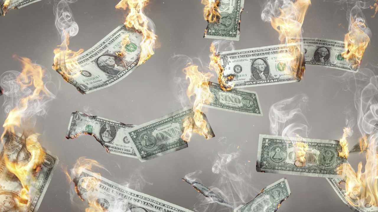 Robert Kiyosaki avertizează că dolarul american este eliminat, îndeamnă achiziționarea de Bitcoin pentru a proteja averea