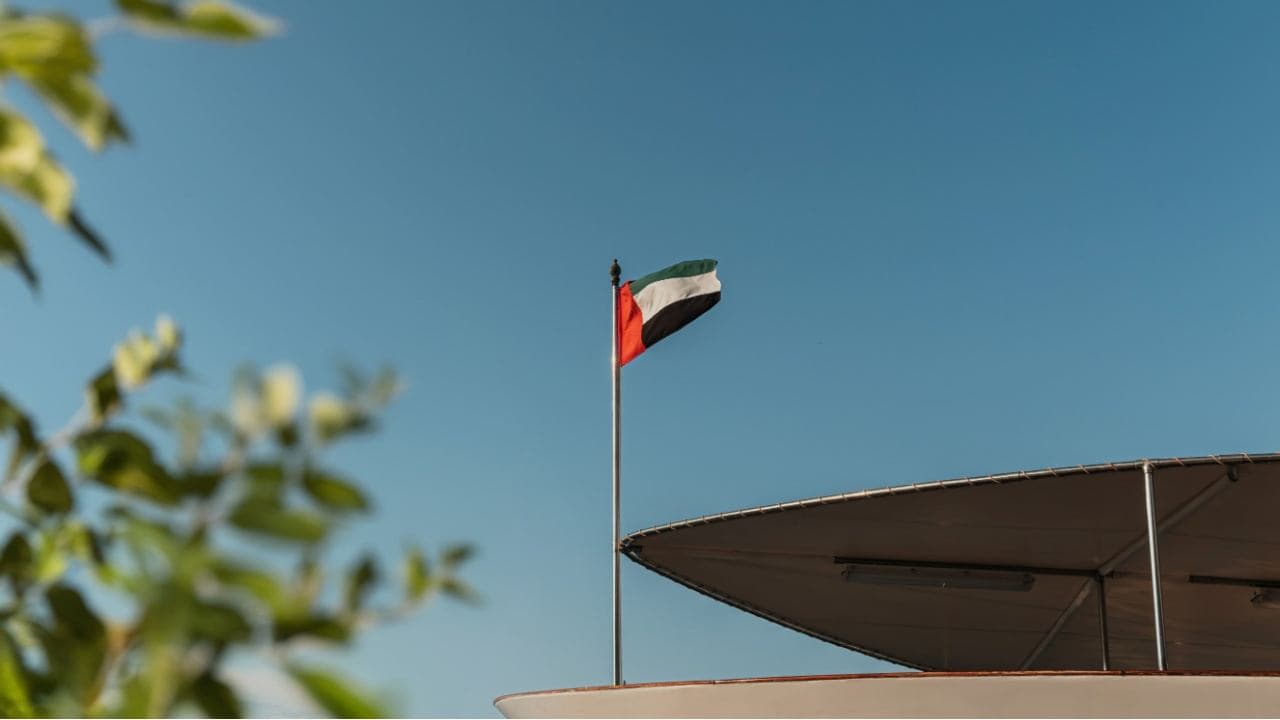 歴史的: UAEでAIが法の作成を始める