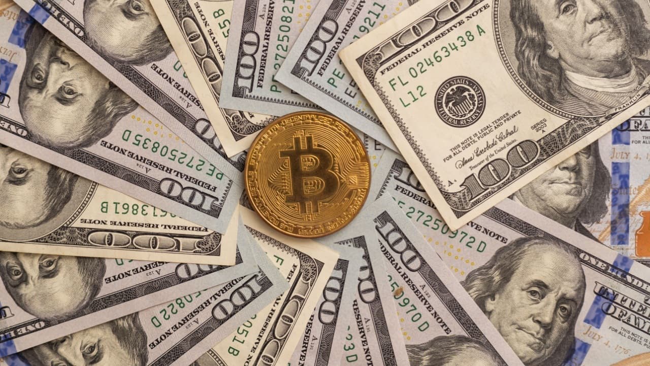 Former IMF Chief Economist: Bitcoin Undermines Dollar Hegemony in $25 Trillion Shadow Economy