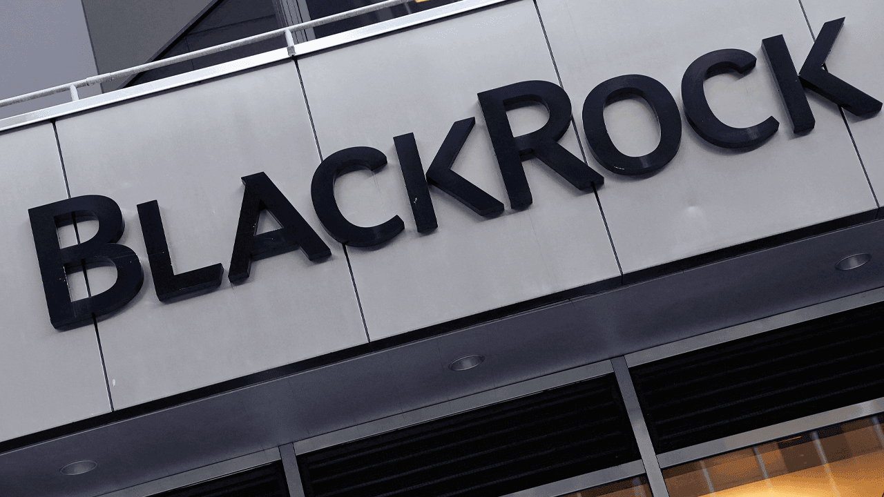 صندوق البيتكوين التابع لـ Blackrock الآن يمتلك 607,685 BTC — بقيمة 58.5 مليار دولار.
