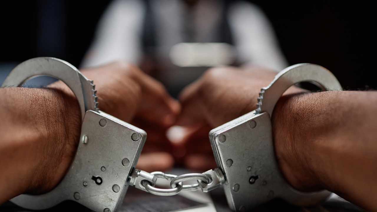 Frankrike arresterer 24 i eksplosive kryptokidnappingsplott