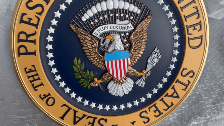 Controversa sigiliului prezidențial lovește evenimentul deținătorilor de TRUMP Memecoin