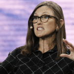 $1,5 Milhões em Bitcoin? Cathie Wood da Ark vê a Participação de Mercado do Ouro Diminuindo
