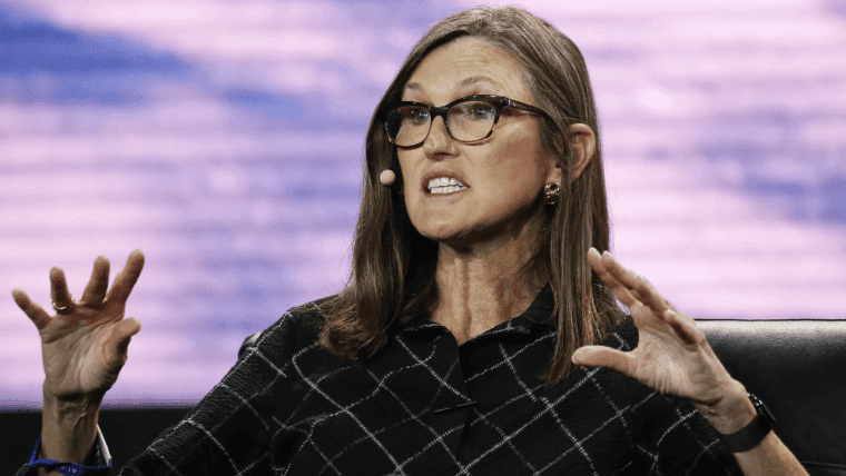 $1,5 Million Bitcoin? Ark’s Cathie Wood ser guldets markedsandel glide af