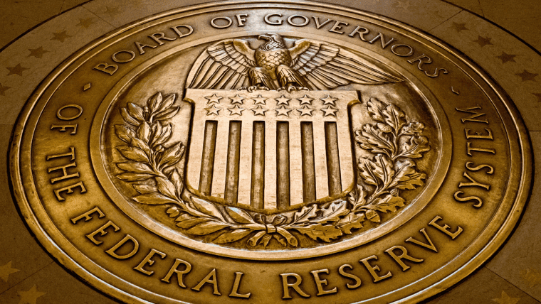 Showdown de Tasas de Interés: Trump vs. Powell, Massie vs. la Fed