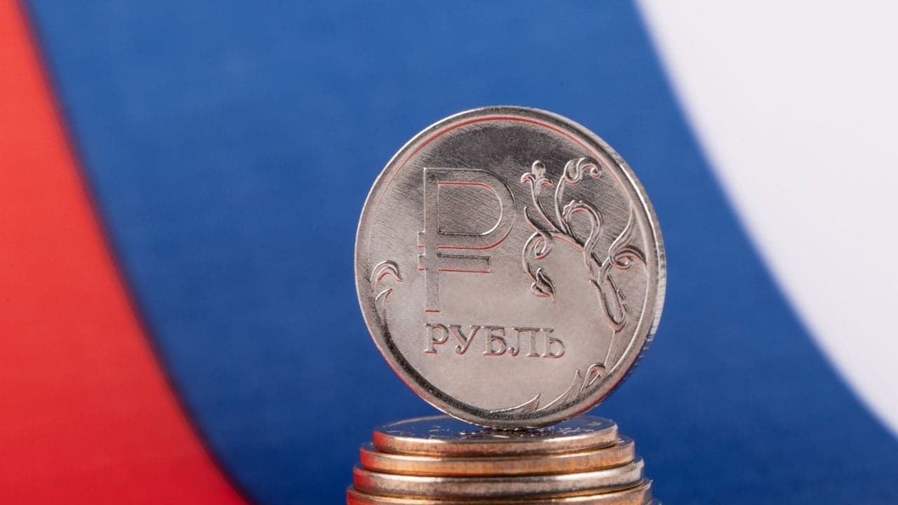 Stále silný: Ruský rubl je k dnešnímu dni nejvýkonnější měnou roku 2025