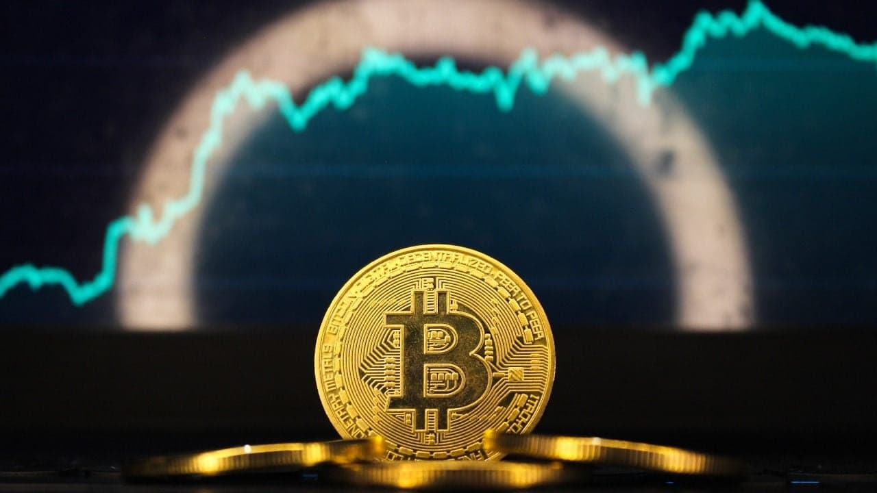 Bitcoin and Ether ETFs Open the Week With Strong Inflows