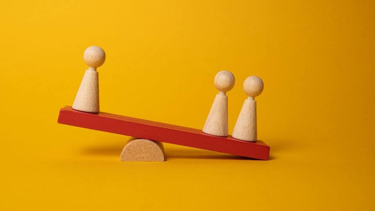 ביטקוין מתנדנד כאשר המניות מחליקות