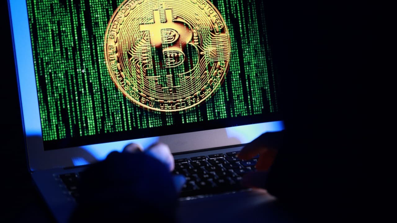 مدير Coinbase يشير إلى احتمال اختراق وراء استيقاظ بيتكوين بقيمة 8 مليارات دولار