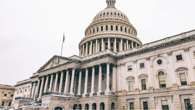 Senado dos EUA Introduz Projeto de Lei para Impor Sanções ao Uso de Bitcoin por El Salvador em Violações de Direitos Humanos