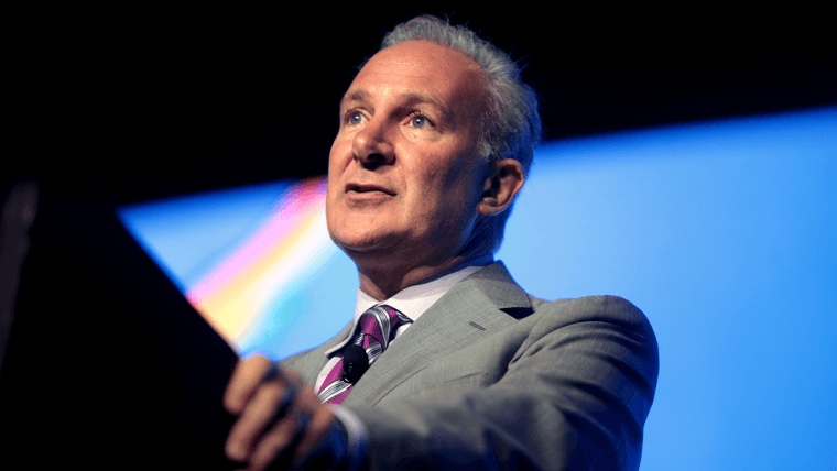 Peter Schiff tire la sonnette d'alarme : la montée du Bitcoin est une « distraction » du grand moment de l'argent.