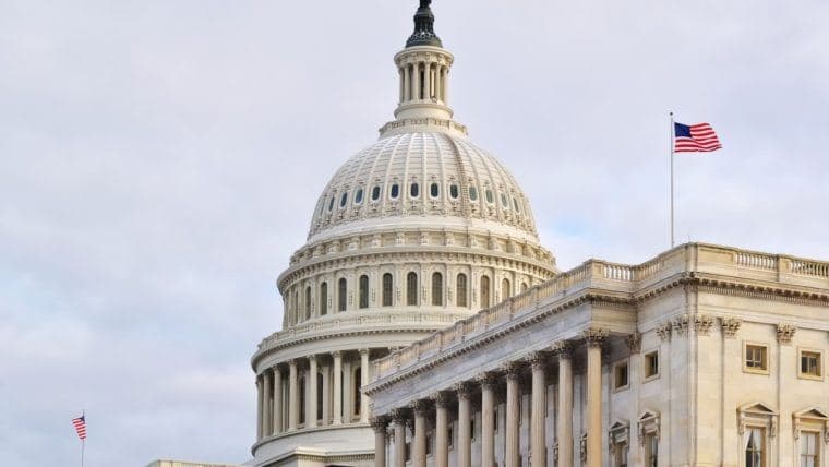 Banky pod tlakem z krypto světa, obávají se nahrazení stablecoiny