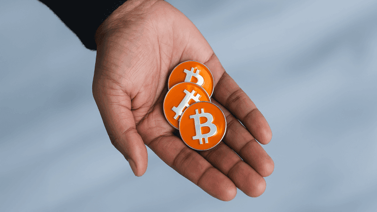 Bitcoin की सीमा तंग है क्योंकि डेरिवेटिव्स बन रहे हैं: $140K से $200K कॉल्स Q4 को एंकर कर रहे हैं।