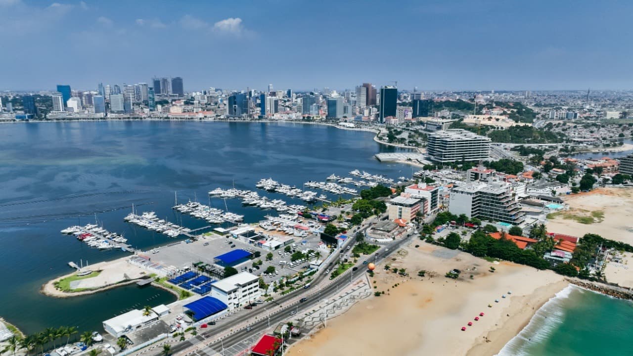 Operazione Interpol Smantella 25 Miniere di Criptovalute in Angola, Svela Truffa Cripto Zambiana da $300 Milioni