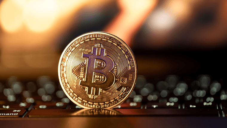 Praćenje Cijene Bitcoina: Mješoviti Signali Javljaju se u Blizini Ključne Prepreke od $112K