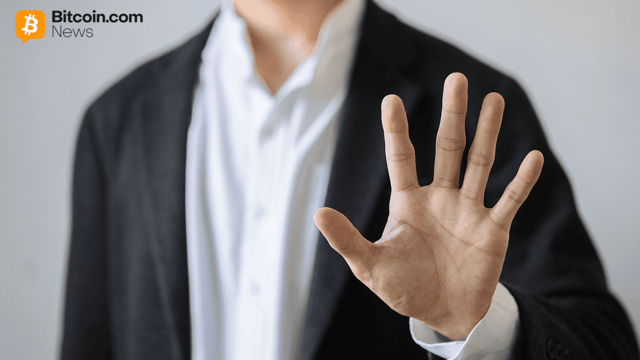 Trader anklaget for Trump-forbindelser nægter beskyldninger om insiderhandel