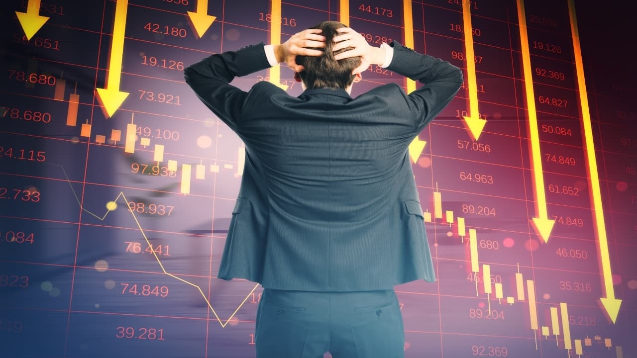 متداولو العملات المشفرة يدفعون سوق العملات البديلة إلى ما دون 900 مليار دولار مرتين خلال 24 ساعة مع تفاقم حالة الذعر