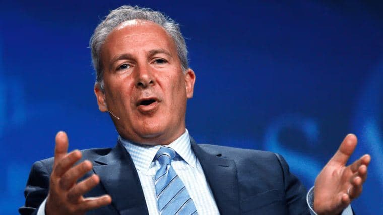 Peter Schiff spochybňuje tvrdenie, že bitcoin je „lacný“, keďže akcie spoločnosti Strategy klesajú
