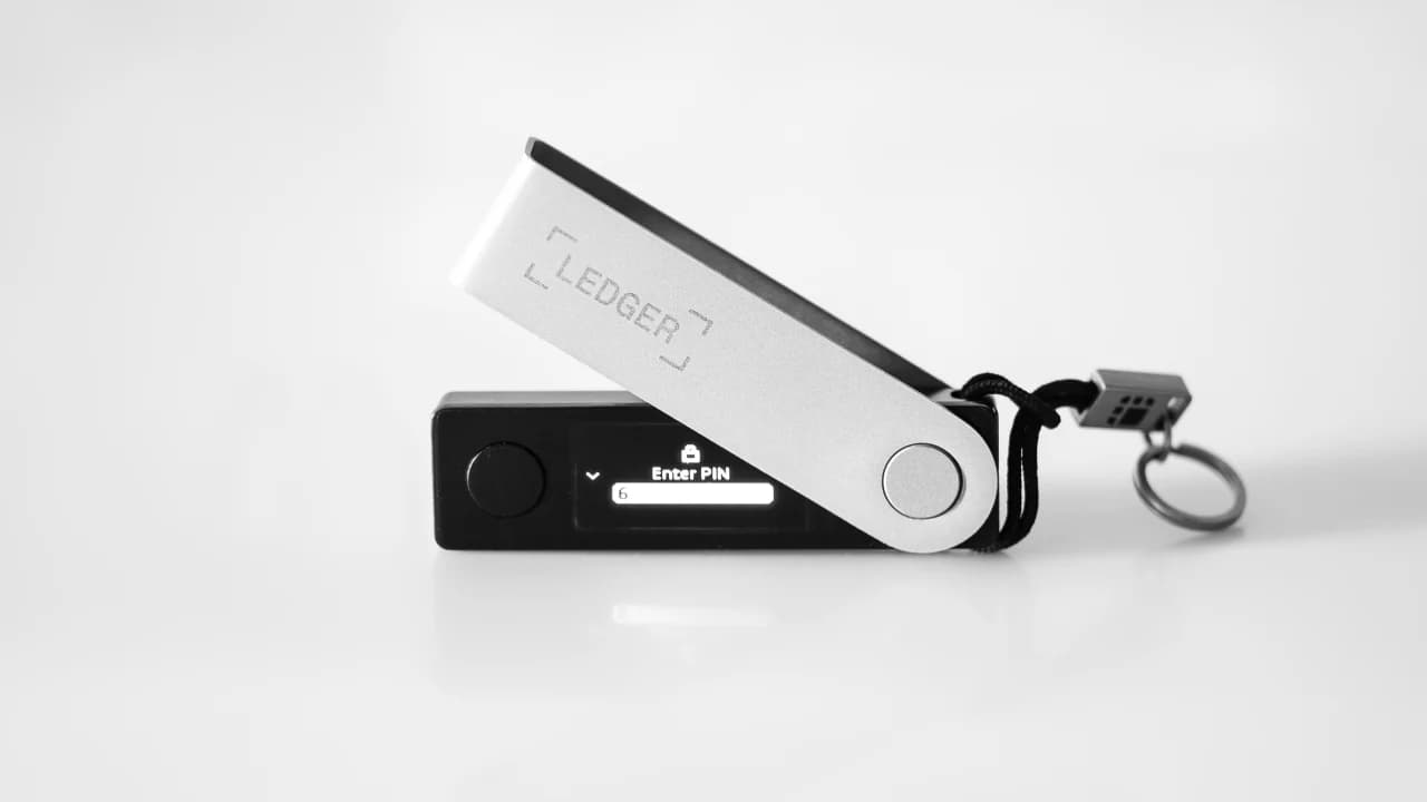 User Exposes Hidden Hardware Implant in European Ledger Wallet
