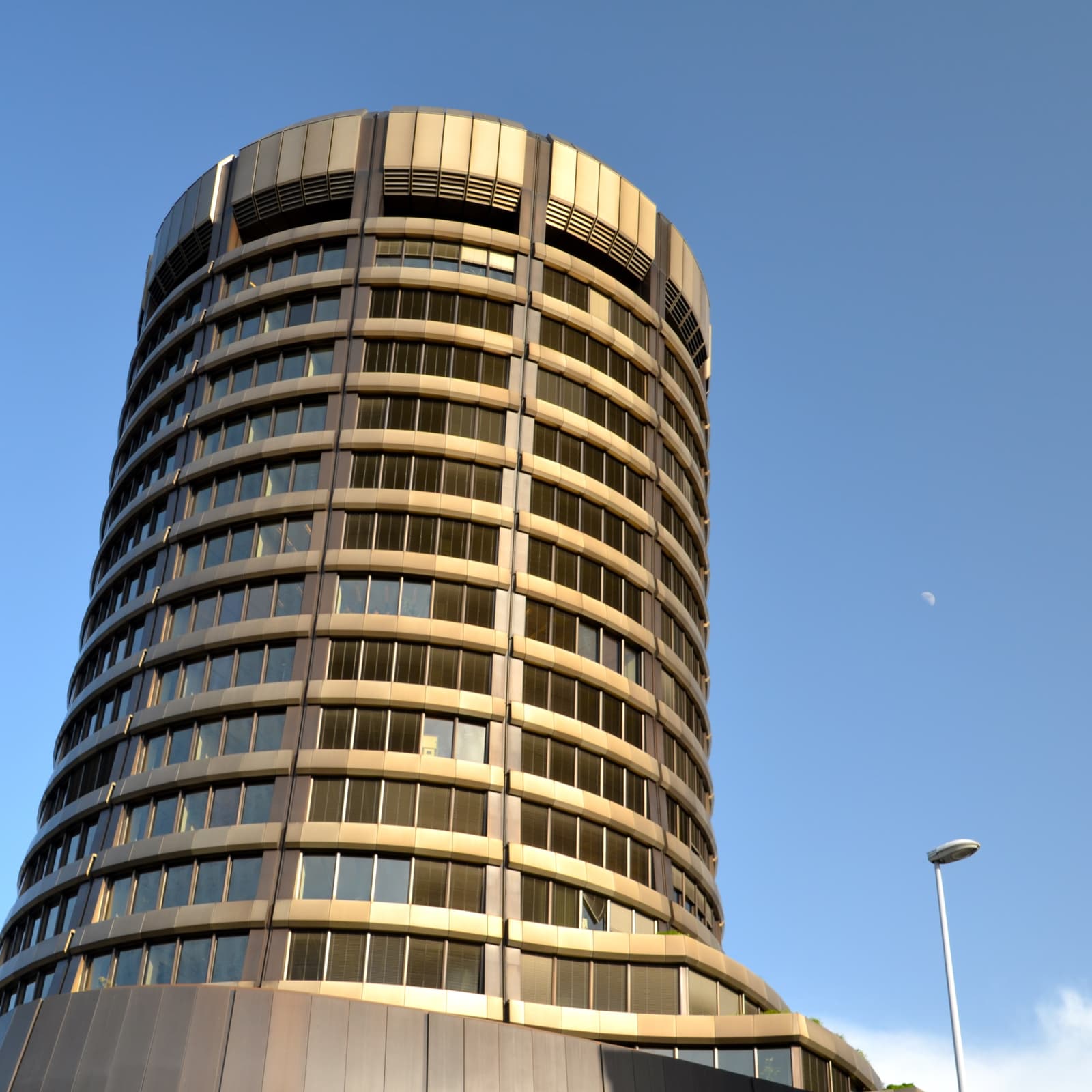 BIS GM Argues New Cryptos Are "the Alchemy of the Age of Innovation"