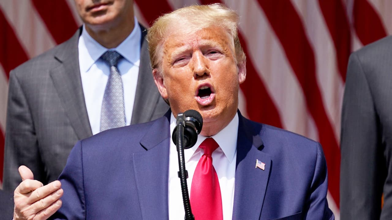 Trump Predicts US Economy to Recover by 2021 — Fed Chair, Economists Disagree