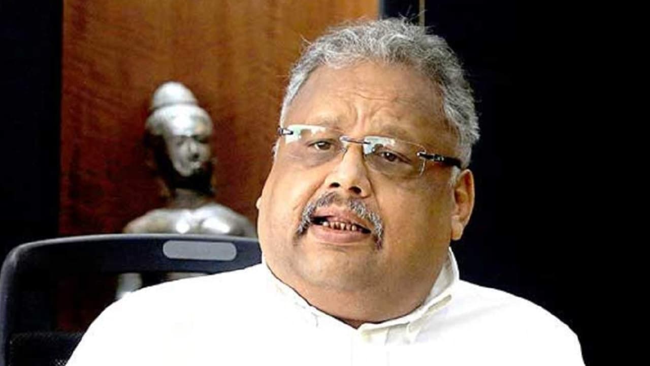 India's Warren Buffett Wants Regulators to Ban Bitcoin and Focus on Digital Rupee