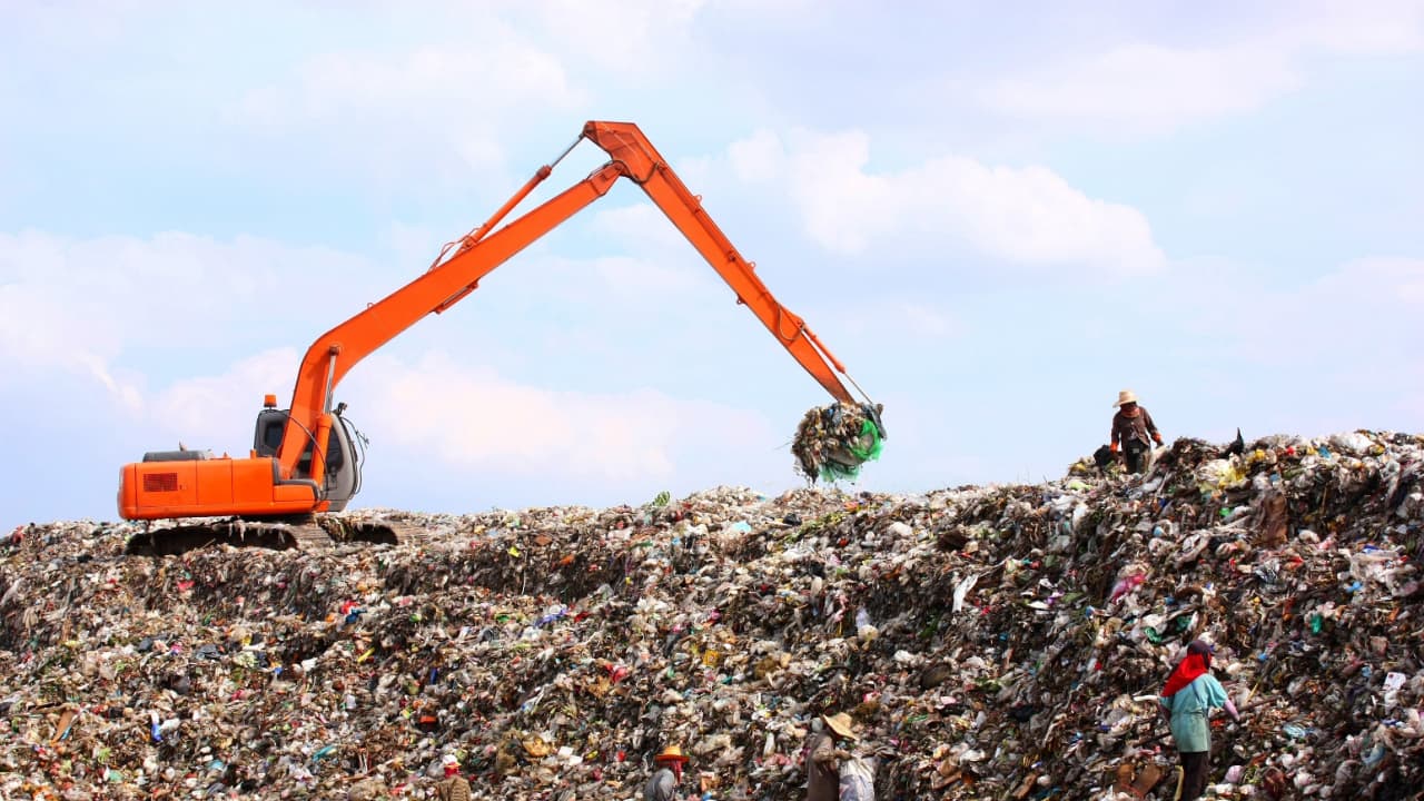 Man Accidentally Threw Away Hard Drive With 7,500 Bitcoins, Offers City $72 Million to Search Landfill