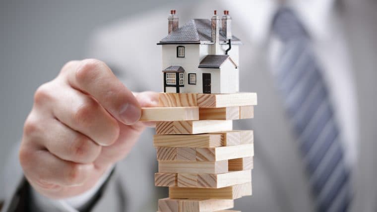 US Real Estate Market Shudders: Experts Predict 40% Lower Sales, March Contracts Dip by 21%