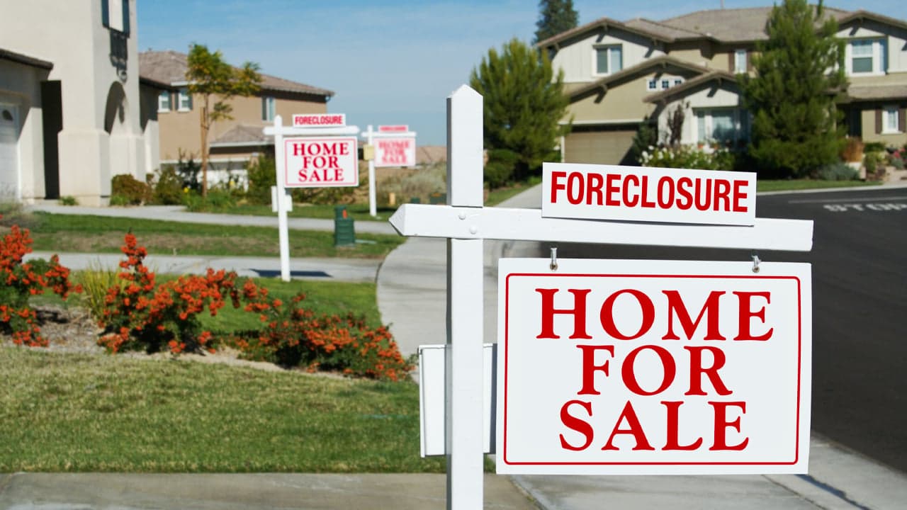 $1 Trillion in Housing Bonds: US Real Estate Crisis Held Back by Fed's Mortgage Purchases