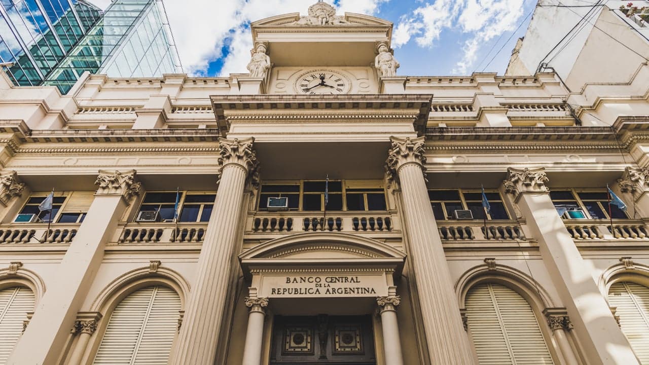Argentina’s Peso Plunges After Central Bank Tightens Foreign Exchange Controls: Citizens Discuss Bitcoin Adoption