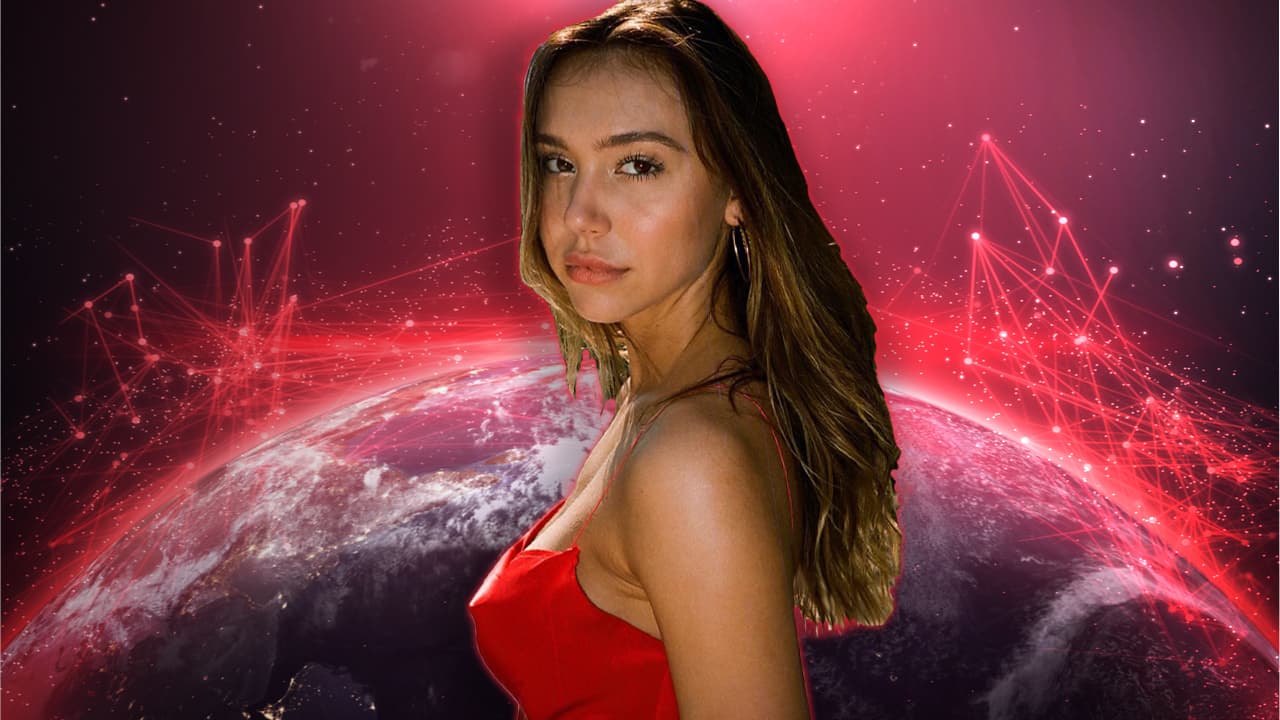 Socialite and Model Alexis Ren Doesn't Trust the Dollar Economy, Says Crypto Is a Viable Alternative