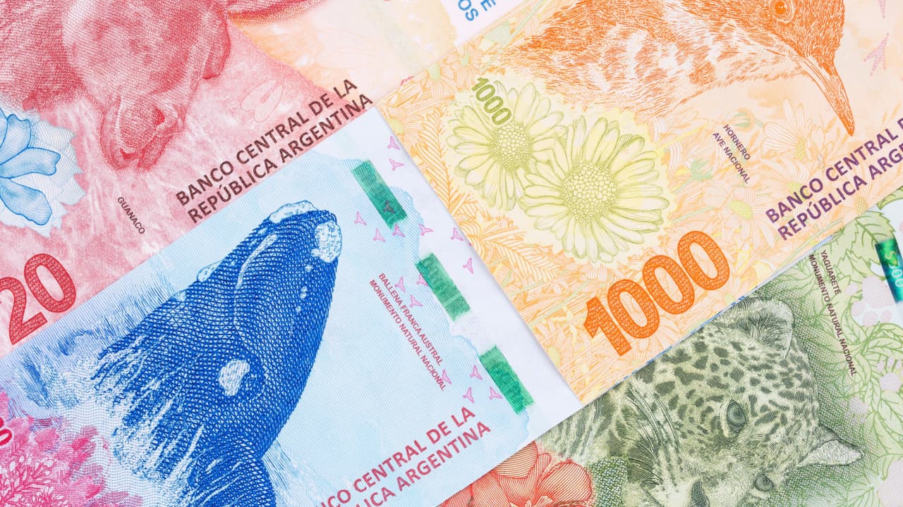 Argentine Peso Plunges to Historic Lows as Uncertainty Rules Before Elections