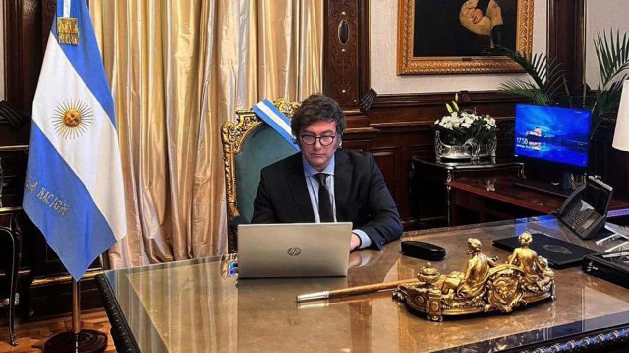 El presidente de Argentina, Javier Milei, elimina ministerios; "No hay dinero"