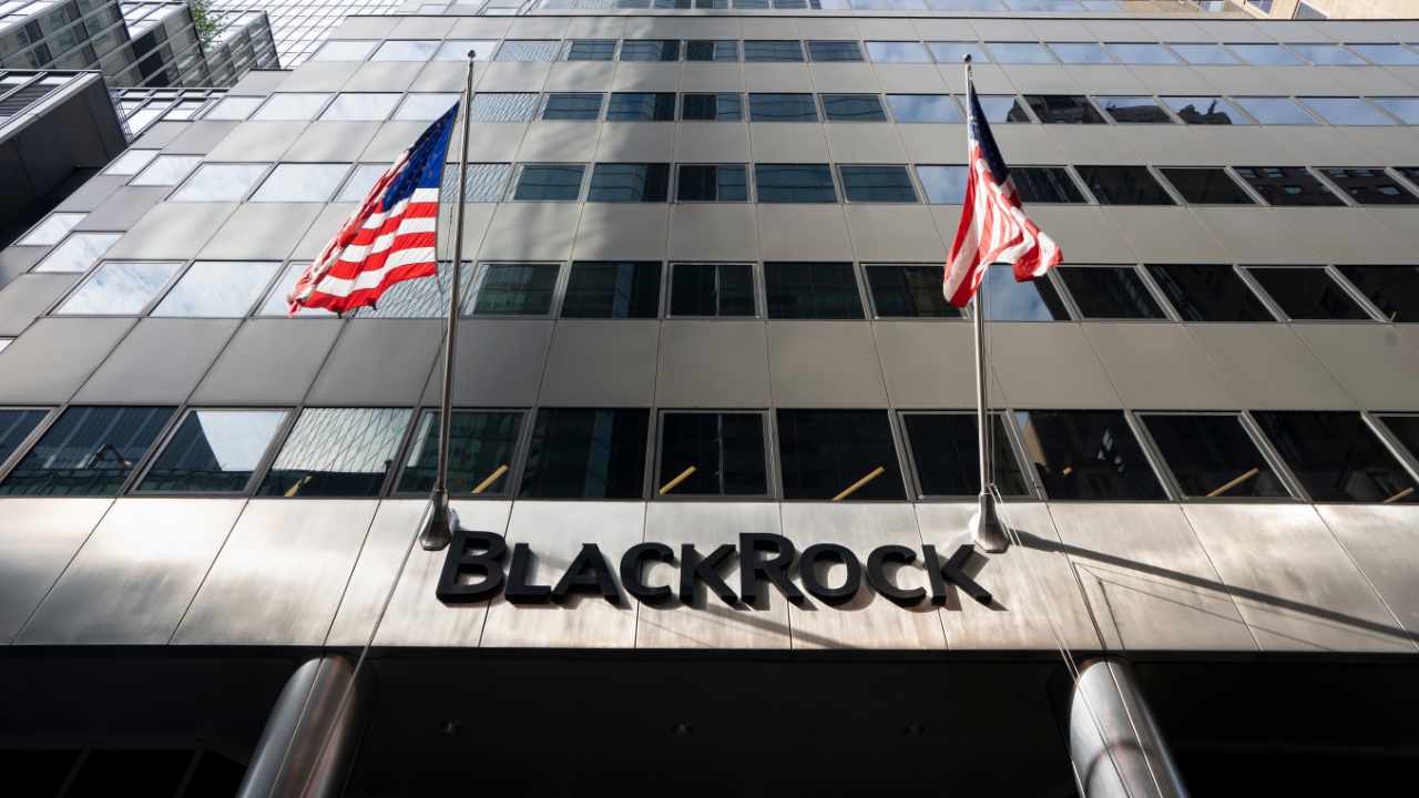 Blackrock’s Bitcoin ETF compense à lui seul la sortie de 600 millions de dollars de Grayscale — IBIT détient désormais 161 000 BTC