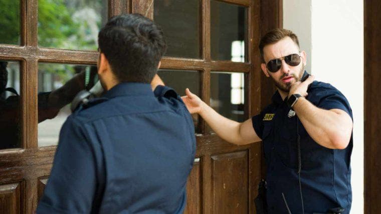 Estafa de Bitcoin Apunta a Residentes de Condado de EE. UU. con Órdenes de Arresto Falsas