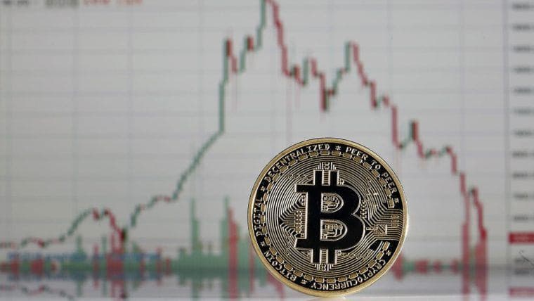 Bitcoin precipita a $92K mentre $551M scompaiono in liquidazioni