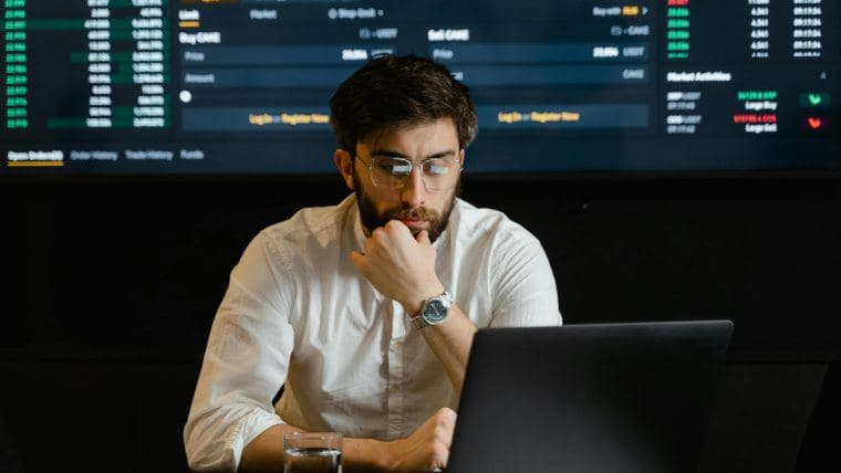 CORE, THETA y CRV encabezan las ganancias mientras el Índice de Miedo y Codicia señala 'Codicia Extrema'