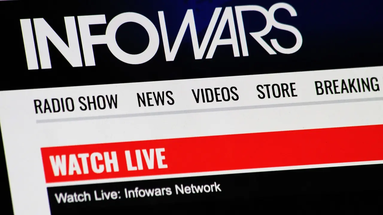 Gründer von Natural News, Mike Adams, drängt Trump, Roger Ver in der Alex Jones Show zu begnadigen.