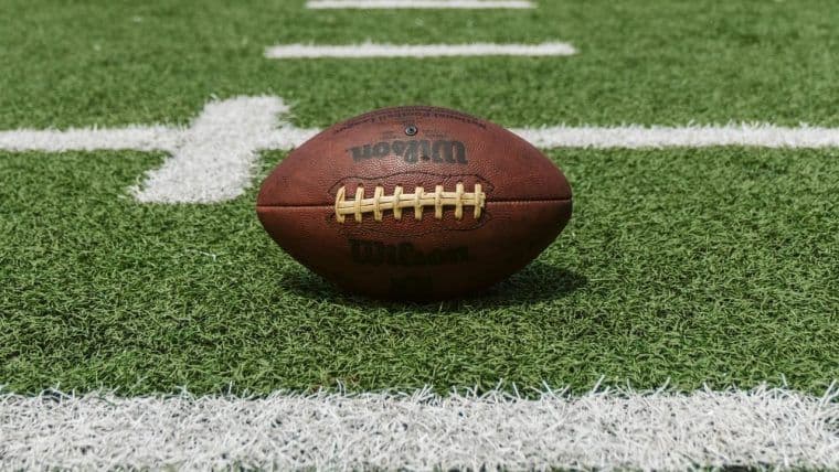 أفضل موهبة في كرة القدم تتلقى أجرها بالبيتكوين بعد توقيع عقد الكلية