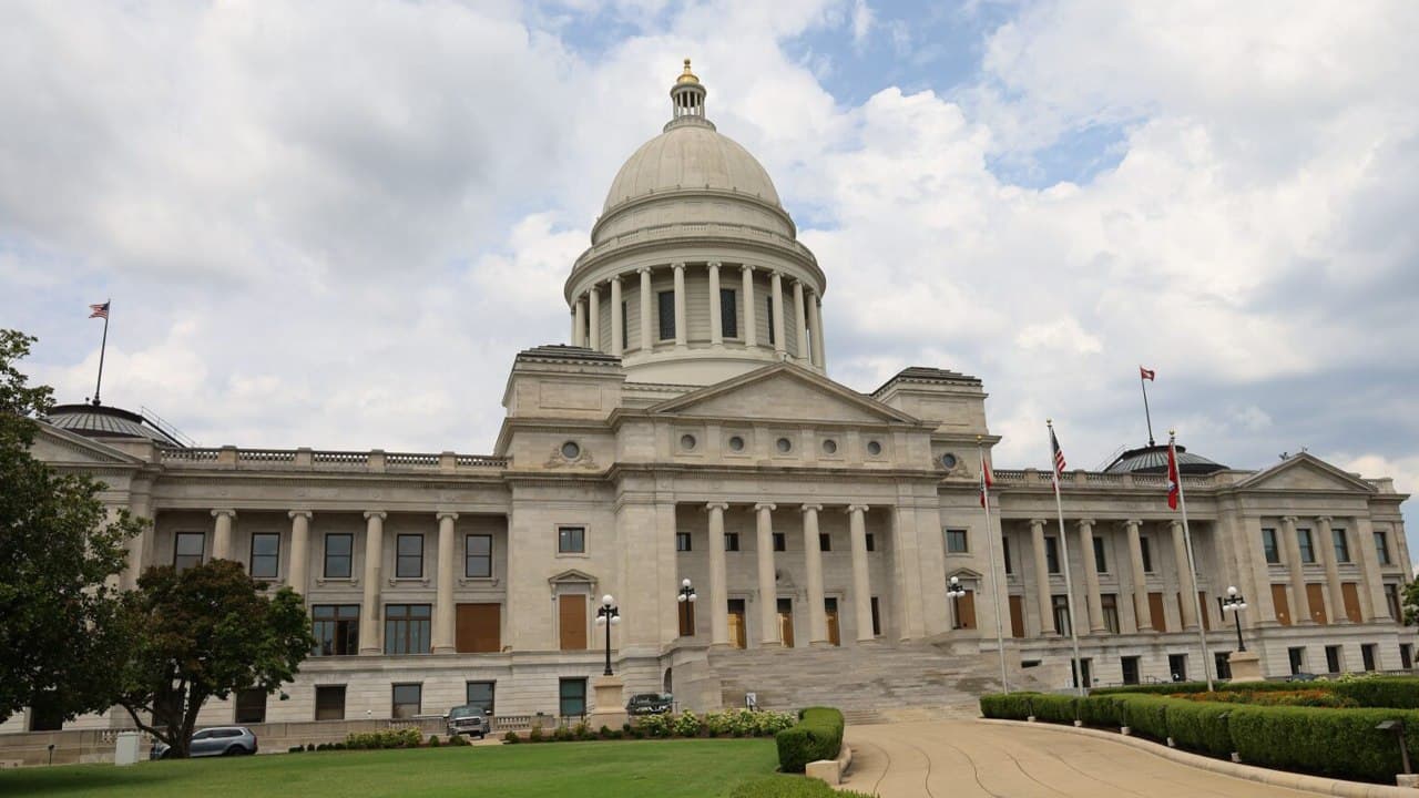Senato dell'Arkansas Respinge la Legge che Limita il Mining di Bitcoin Vicino ai Siti Militari